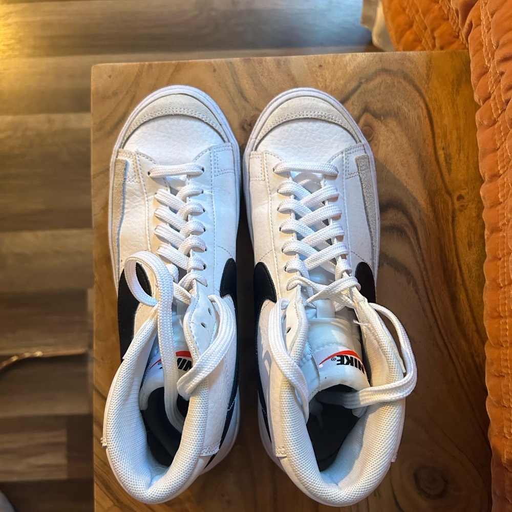 Niles size 6. Worn a few times but are in amazing shape!